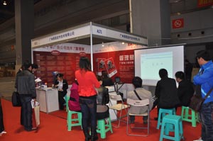 客戶在觀看PPT講解